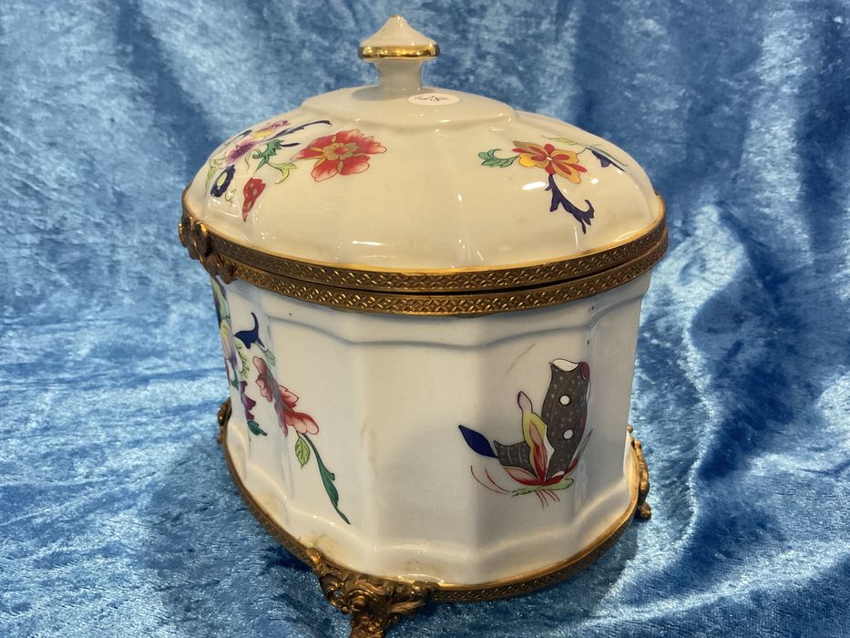 Caixa vista alegre base em metal  pintura manual ,14x15 cm