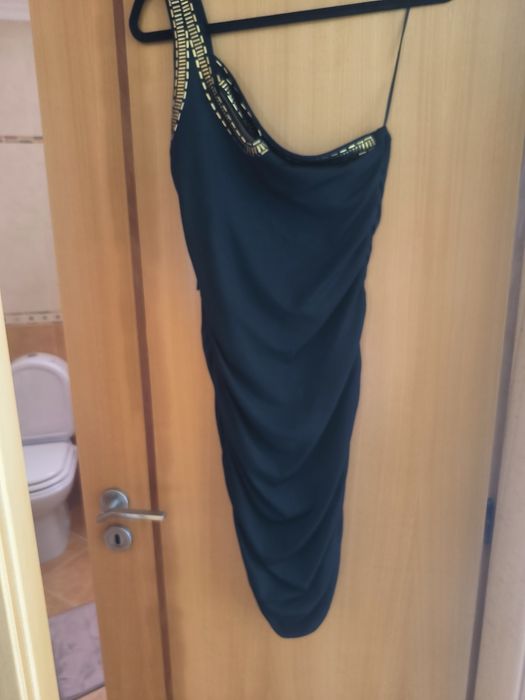 Vestido plissado preto e dourado