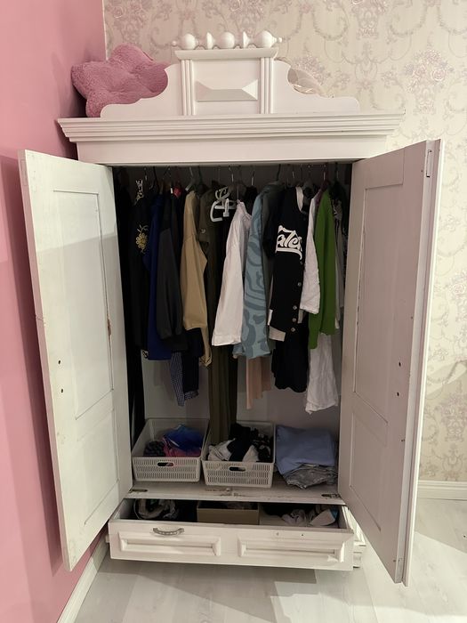 Шафа для дівчинки старовинна