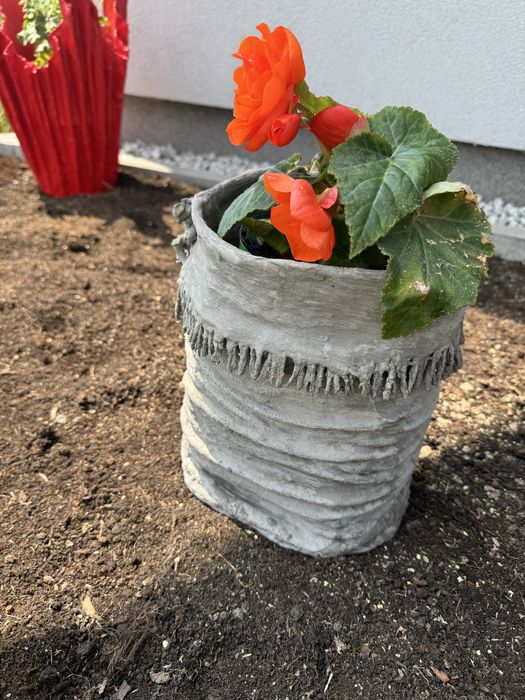 Ręcznie robione doniczki ogrodowe z betonu – unikatowe wzory
