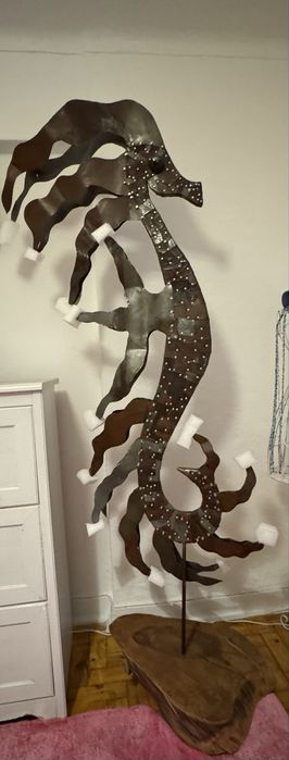 Vendo cavalo marinho feito de latão e madeira, uma obra de arte.