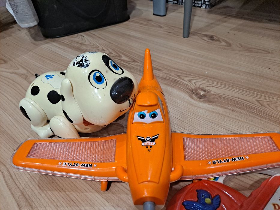 Zestaw zabawek dla małych dzieci piramidka krzesełko laptop ciuchcia