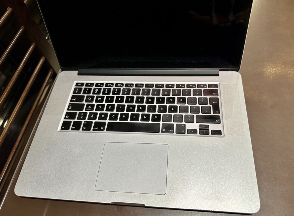 2015 Apple Macbook Pro 15 Retina A1398 i7 2.8GHz SSD 1TB R9 Radeon 2GB