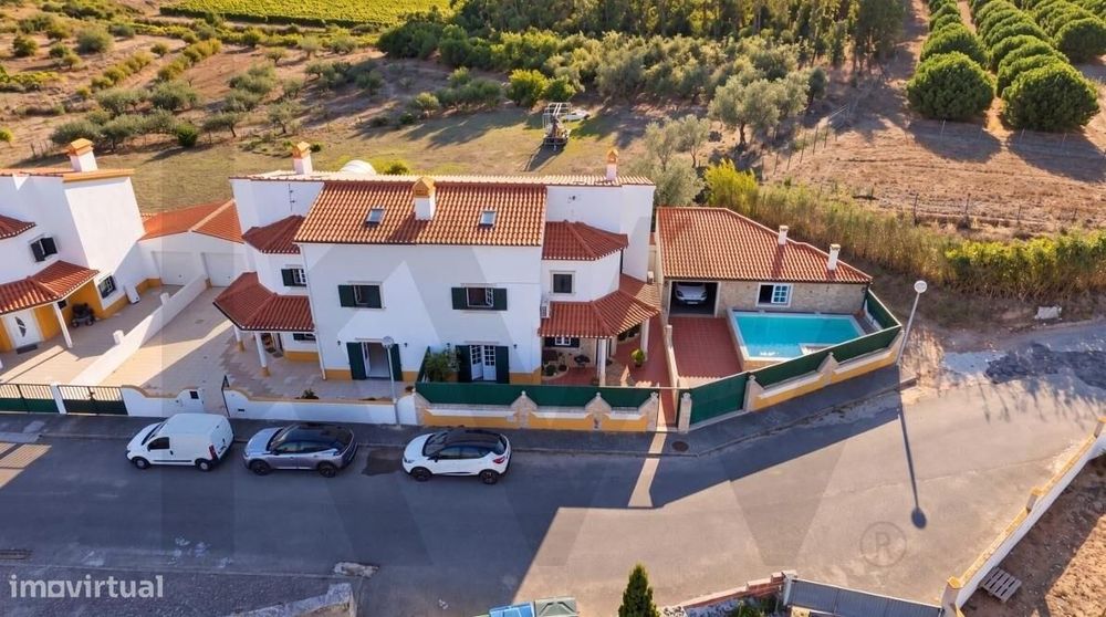 Moradia junto a Óbidos | 222 m2, garagem, sótão e excelente espaço ext