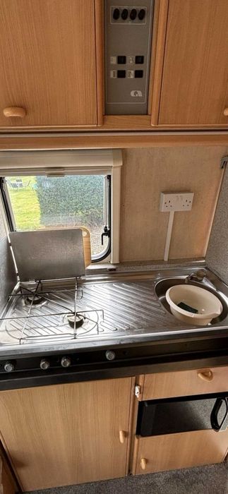 Caravana Adria Optima para 4 pessoas com toldo