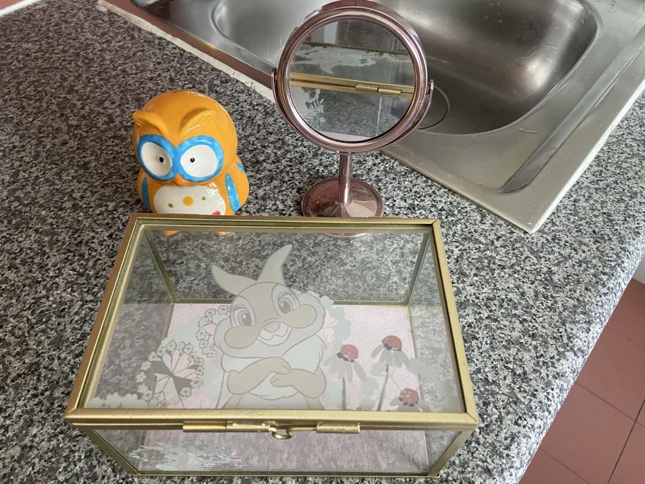 Um megalheiro um espelho e um guarda joias da disney