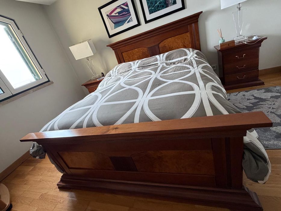 Cama de casal com mesinhas cabeceira