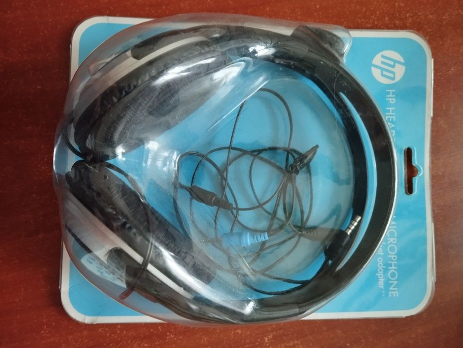 Беспроводные Bluetooth и проводные наушники.