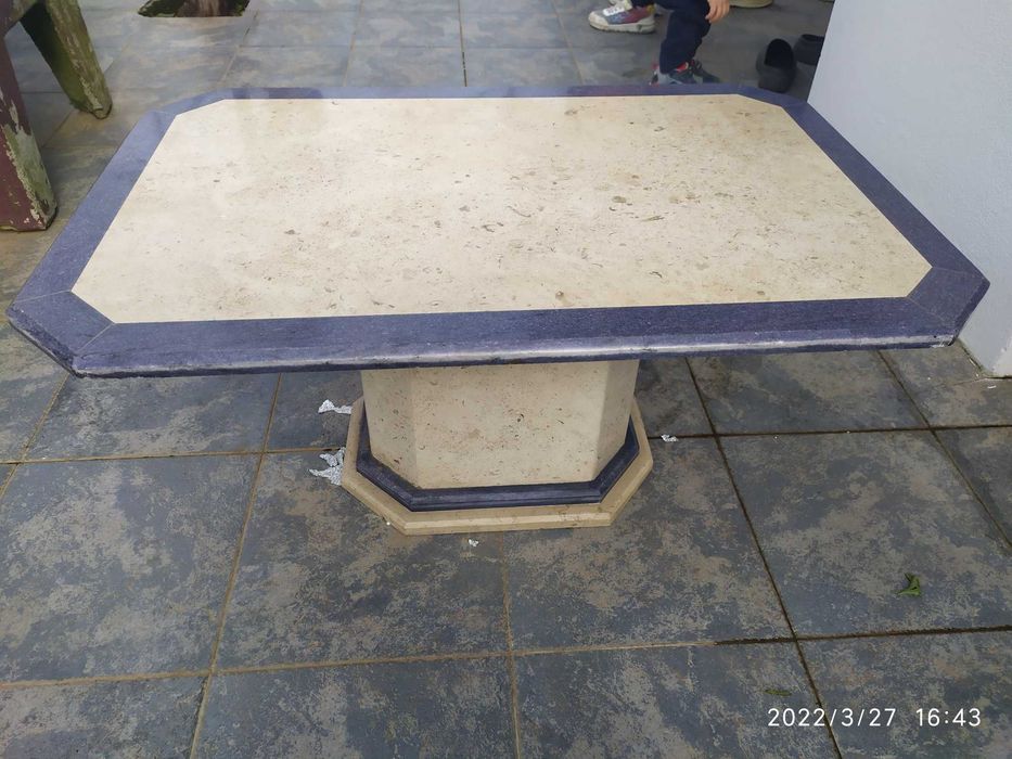 Mesa de centro em pedra