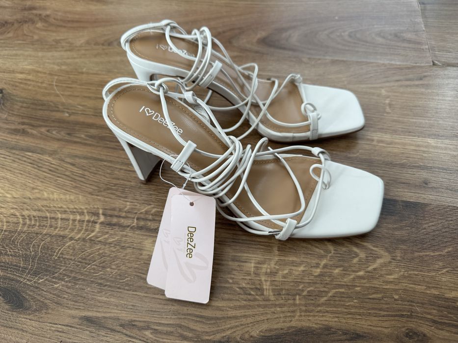 Sznurowane sandalki biale deezee 38 nowe z merka