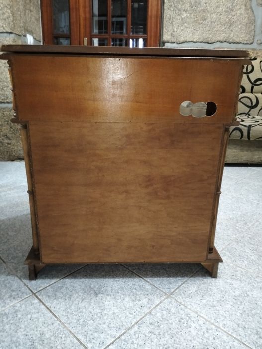 Móvel vintage de madeira em castanho