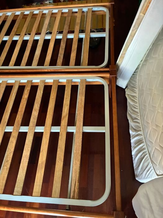 1 Cama de madeira pinho