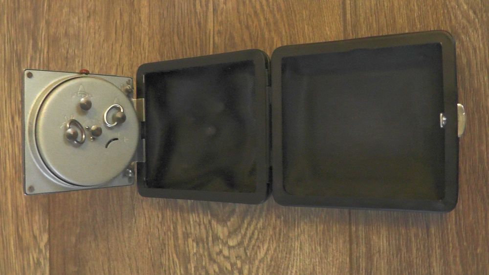 Zegar budzik w futerale