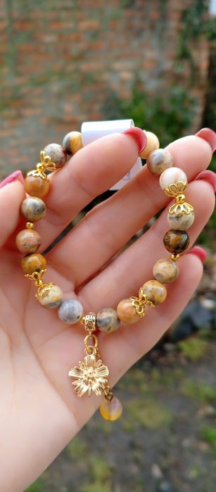 Браслет на червоному шнурку. Натуральне каміння