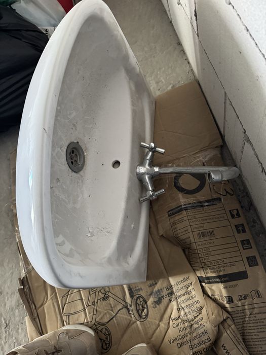 Тумба під раковину з раковиною.