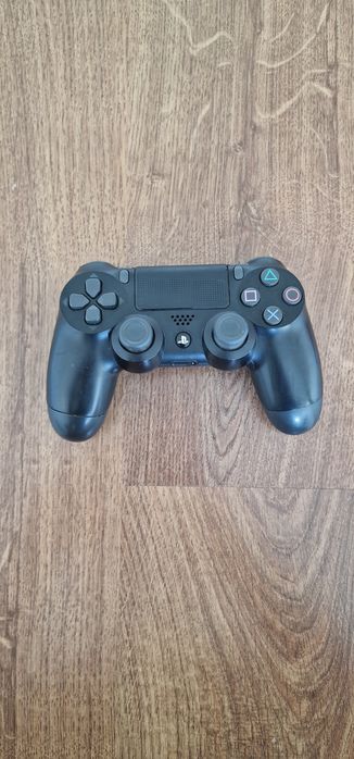PS4 1TB em boas condições + 1 comando + cabos + jogos