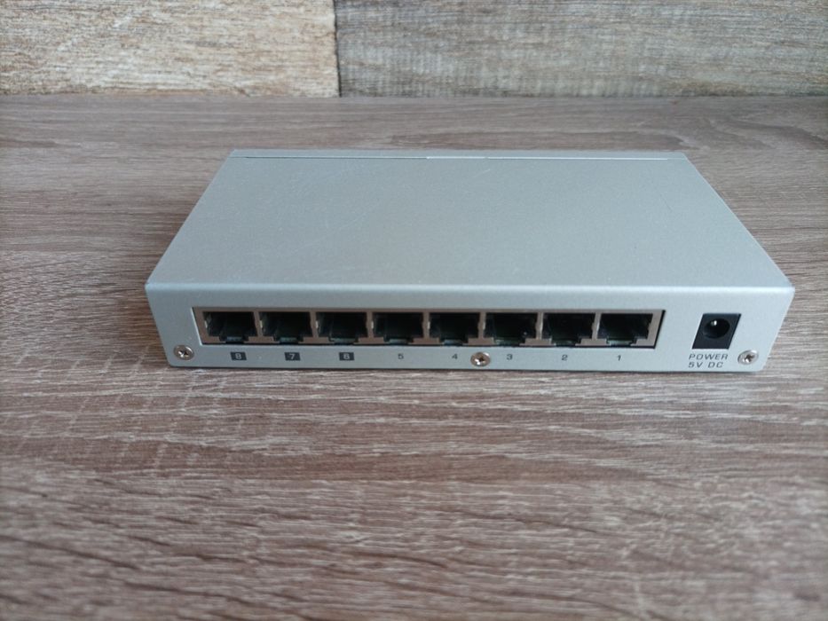 Комутатор Zyxel ES-108A