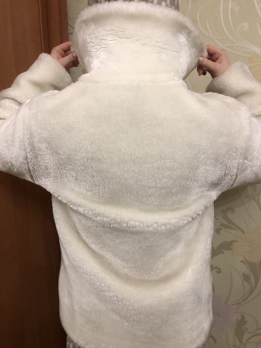 Полушубок білого кольору