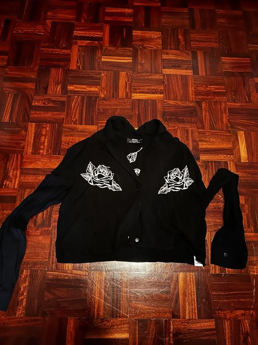 Camisa preta com cobra na parte de trás