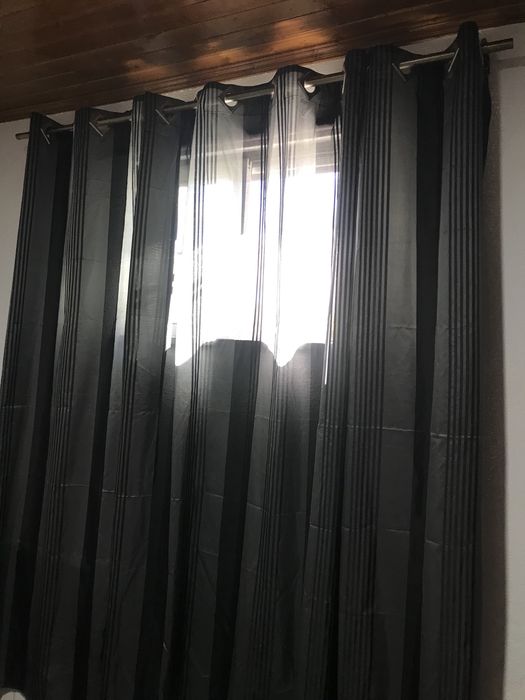 Vendo cortina preta e cinzenta