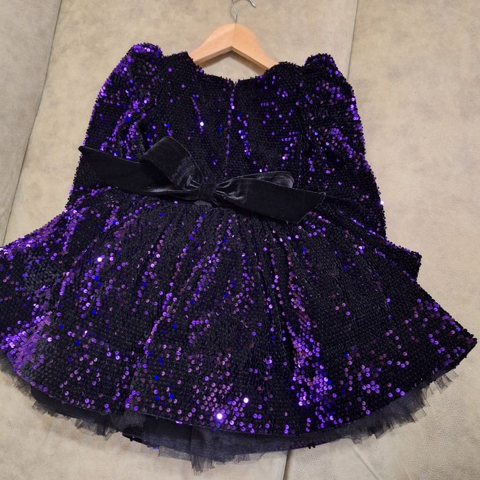 Продам нарядное платье на девочку 6-7 лет