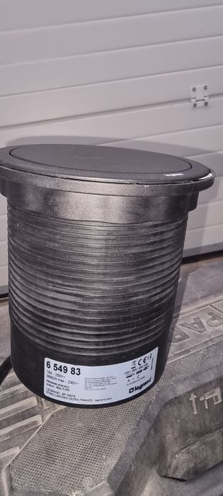 Torre tomadas bancada retráctil Legrant