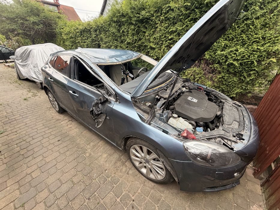 Volvo V40 D4 2.0 177 KM Automat – Panorama – Bogate wyposażenie – Po wypadku / uszkodzone
