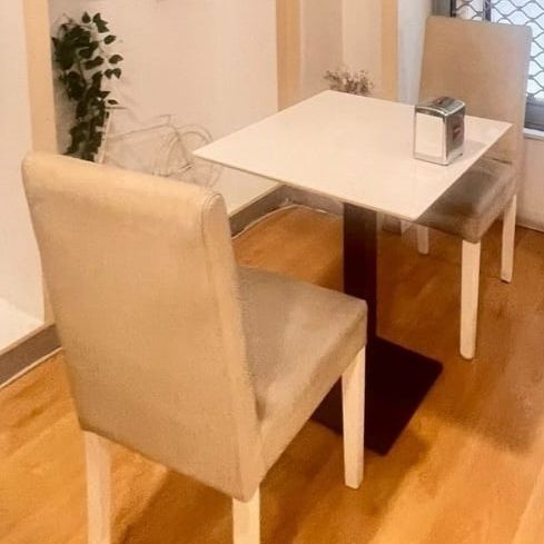 Mesas, cadeiras, e sofas