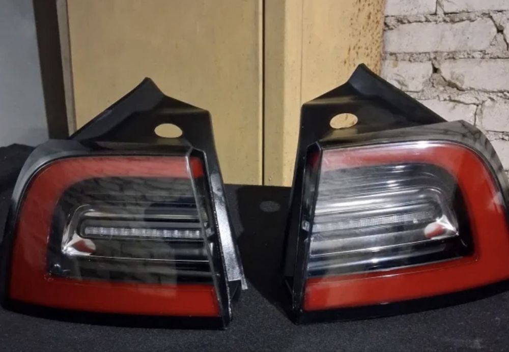 Задні ліхтарі Tesla 3 оригінал