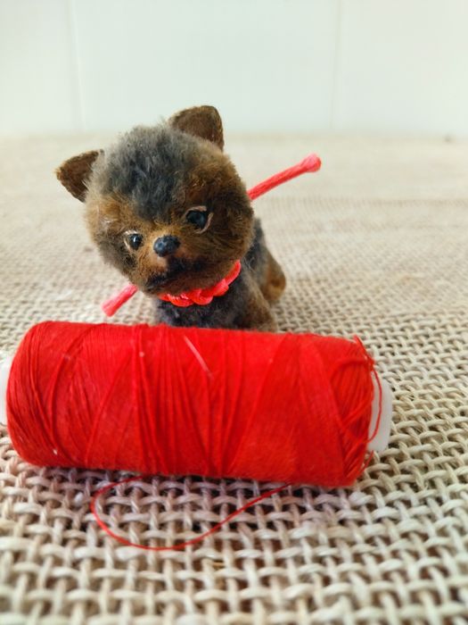 Миниатюрный песик,связан крючком