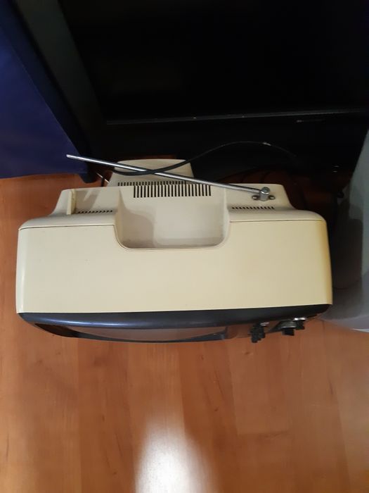 Televisão vintage a funcionar - preto e branco