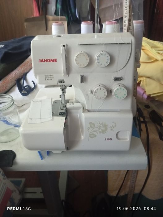 Оверлок б/у  JANOME