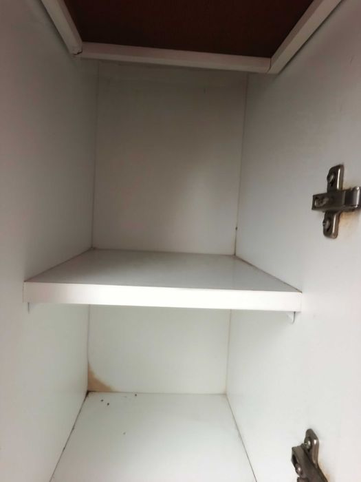 Móvel de casa de banho branco com duas portas