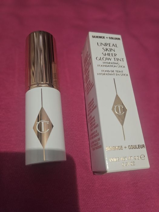 Podkład w sztyfcie Unreal Charlotte Tilbury