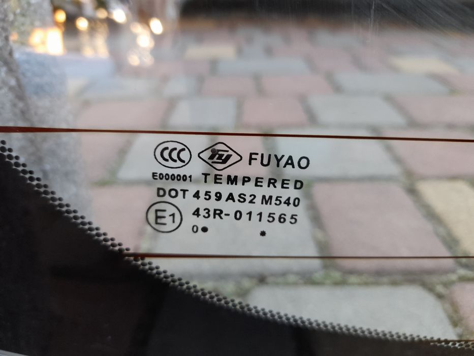 Стекло заднее Тойота Сиенна 11-17 г.