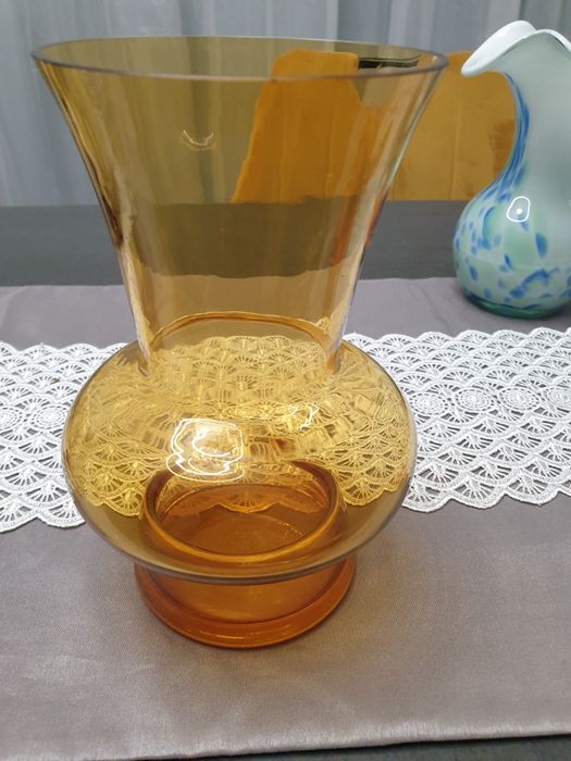 Wazon miodowym z czasów PRL.