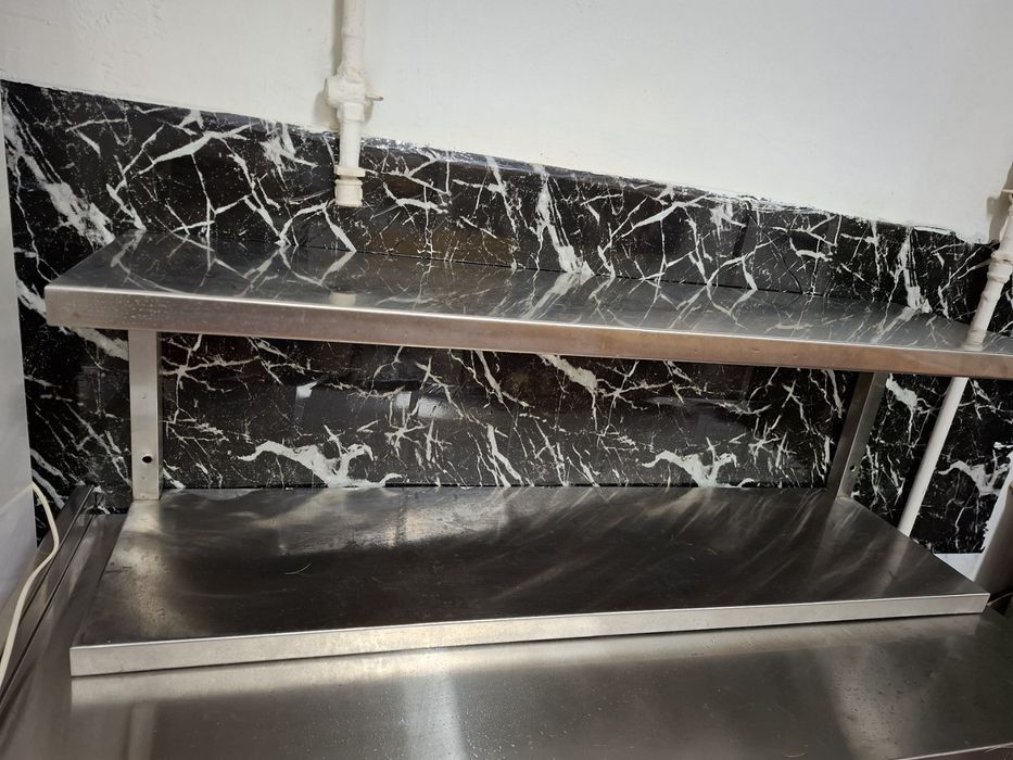 Стіл з нержавіючої сталі.