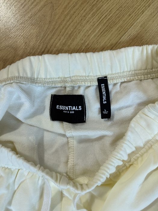 Шорты Esentials