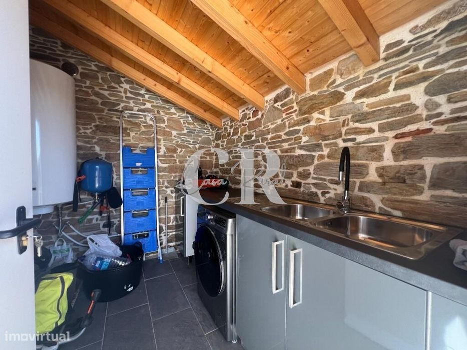 Casa de Pedra Renovada, Ruínas, Riacho, Poços e 15.570m2 de Terreno na