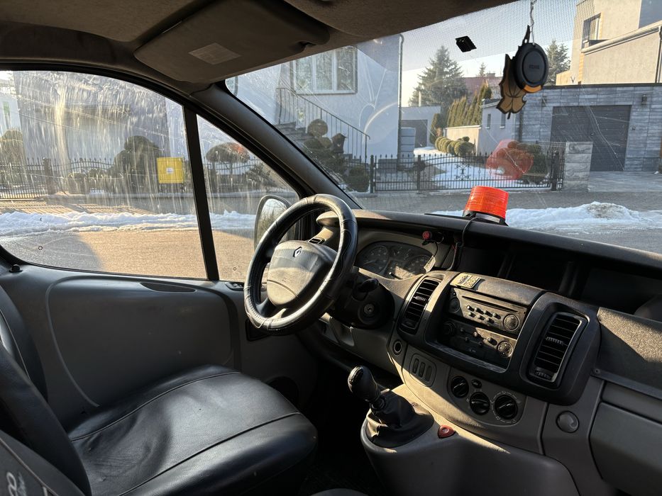 2002 bus Renault Trafic z regałami