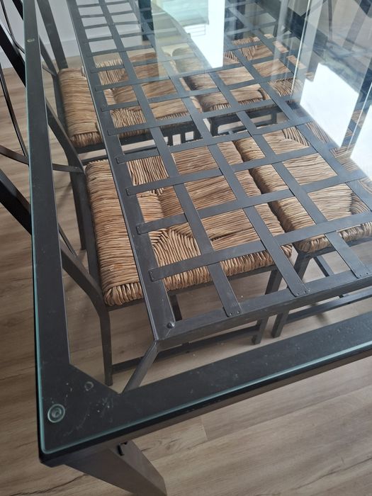 Mesa com 4 cadeiras (para despcupar)