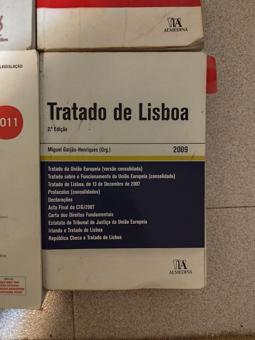Vários livros direito