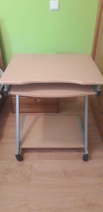 Secretária com Rodas