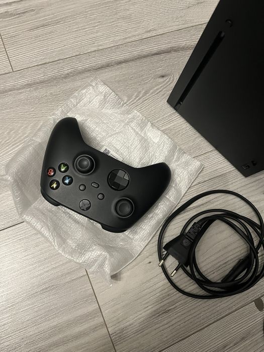 Konsola Xbox Series X 1TB z napędem i Padem.
