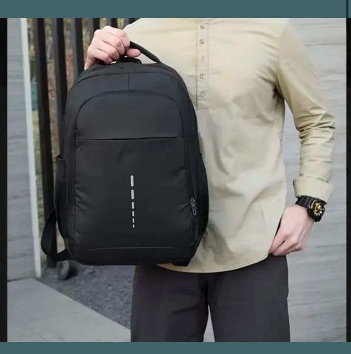 Plecak unisex czarny do pracy, szkoły i podróży.