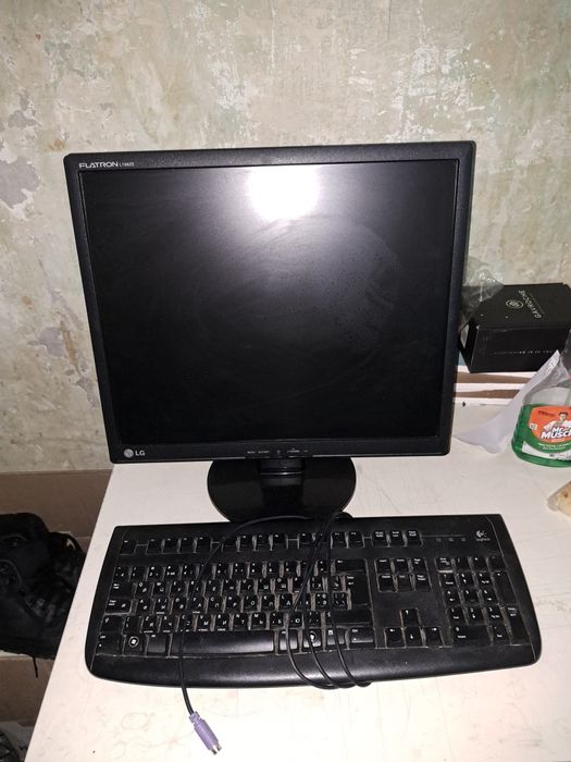 Монитор и две клавиатуры