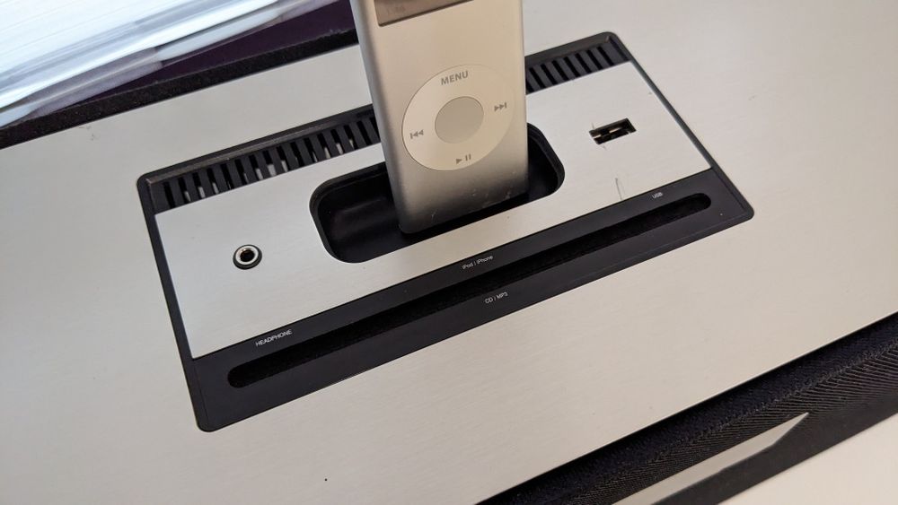 Акустика Loewe SoundBox (Bluetooth, iPod, AUX, USB)