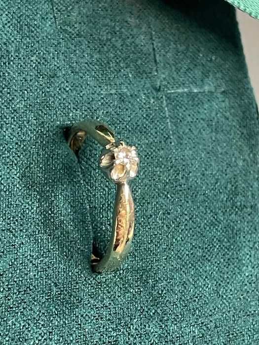 Złoty pierścionek zaręczynowy z diamentem YES 14kt 2,11g 0,06ct r.11