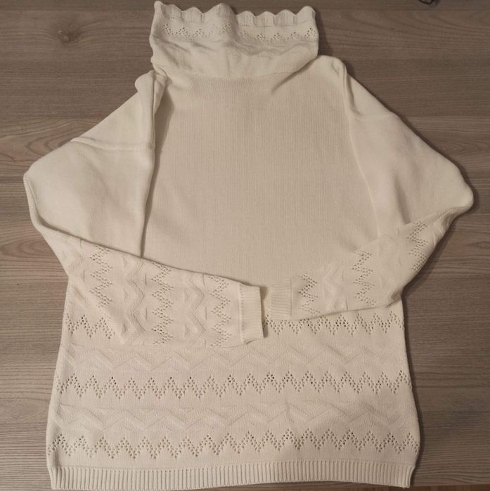 Biały sweter golf ażurowy damski