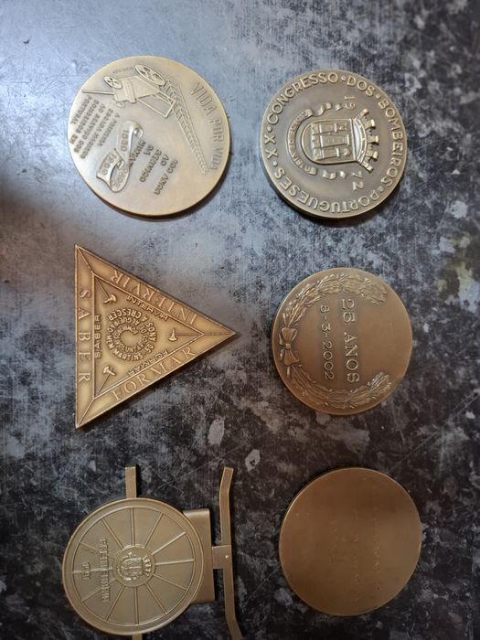 Várias medalhas de bombeiros